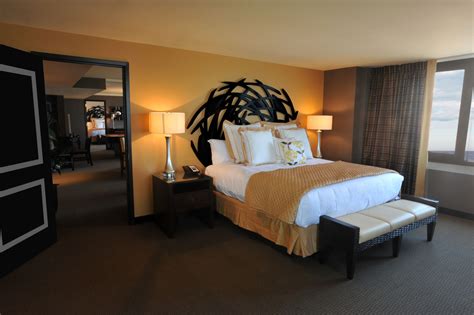 Spacious Hotel Rooms & Suites Near Tropicana .